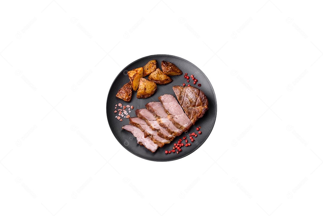 Delicioso bacon defumado com sal, especiarias e ervas sobre um fundo escuro de concreto