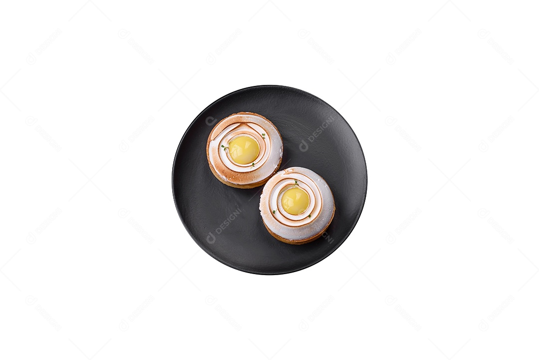 Deliciosa torta com recheio cítrico e creme de nozes sobre fundo de concreto texturizado