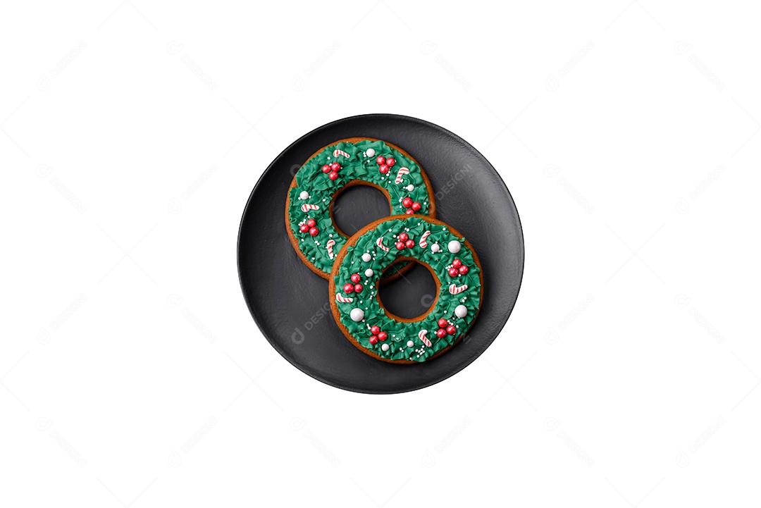 Delicioso pão de gengibre de Natal em um fundo textural escuro. Preparando-se para celebrar o Natal e o Ano Novo