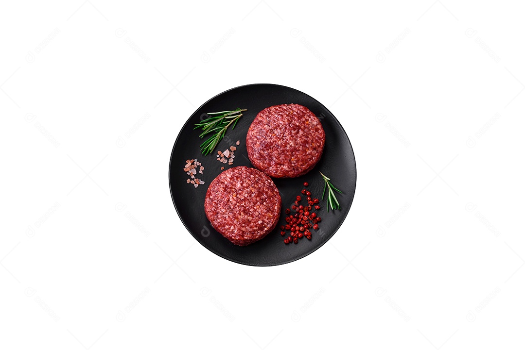 Hambúrguer de carne moída crua fresca com sal e especiarias em fundo de concreto texturizado