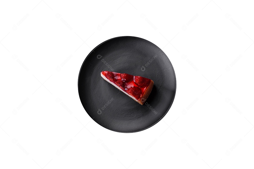 Fatias de bolo sobre prato fundo isolado