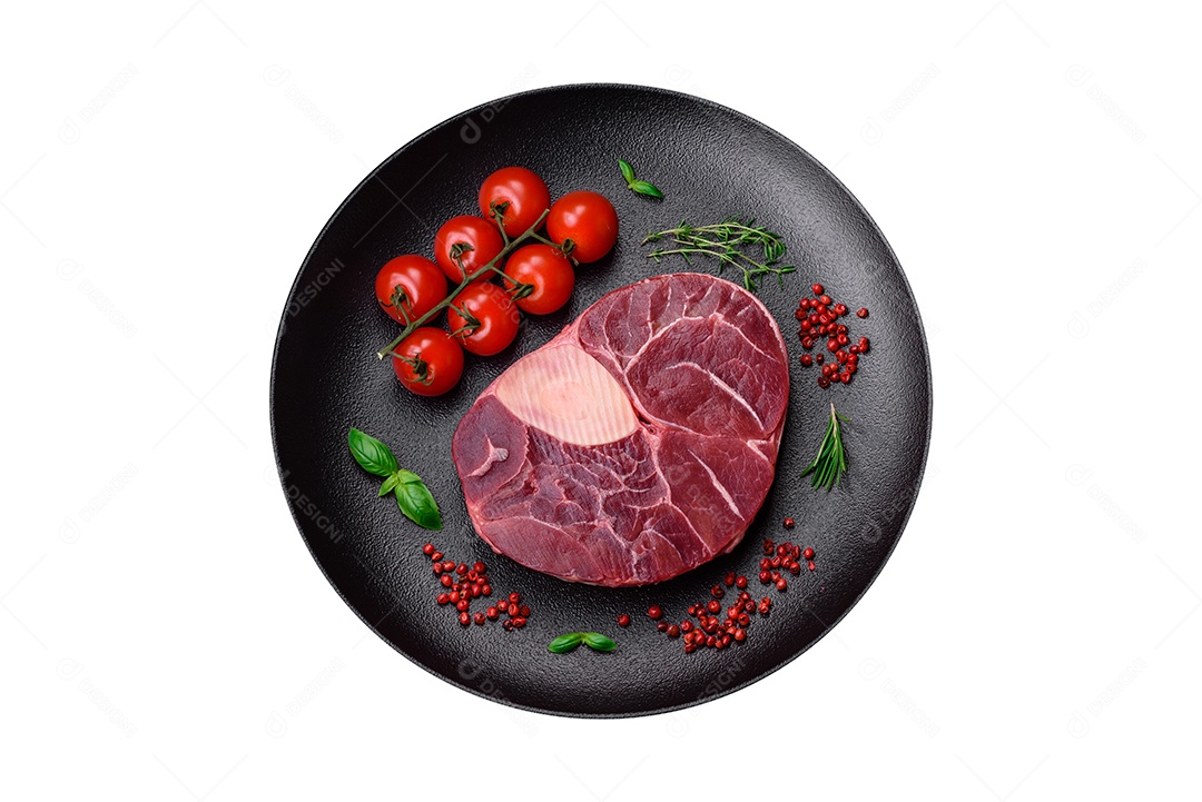 Carne crua filé sobre prato fundo isolado