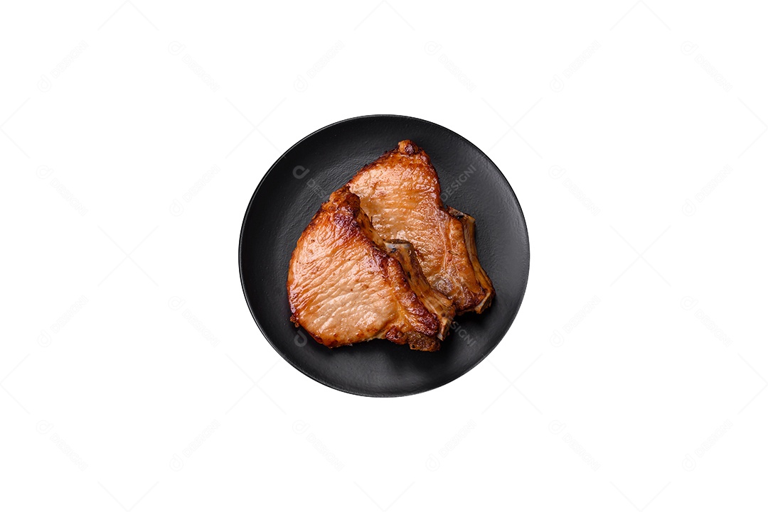 Prato de comida sobre fundo isolado branco