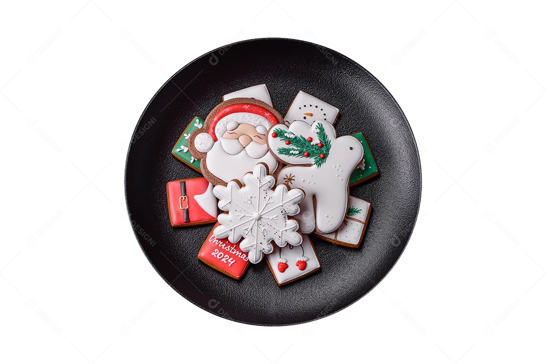 Lindos biscoitos de gengibre caseiros coloridos de Natal ou Ano Novo em uma placa cerâmica sobre um fundo escuro de concreto