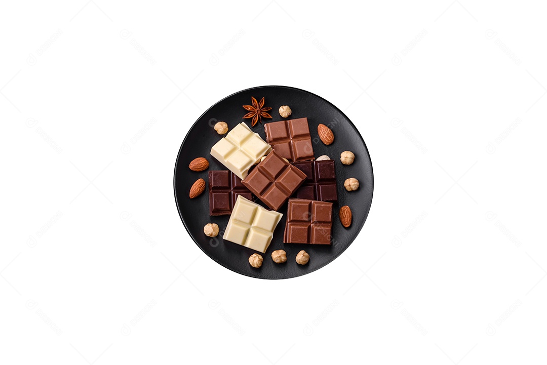 Pedaços de barras de chocolate sobre fundo isolado