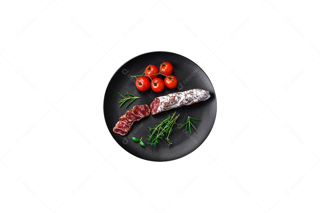 Delicioso fuet de linguiça defumada espanhola com sal e especiarias sobre um fundo escuro de concreto