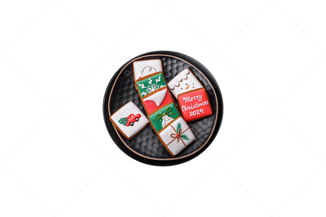Delicioso pão doce de Natal com ornamentos festivos numa placa cerâmica sobre um fundo escuro de concreto