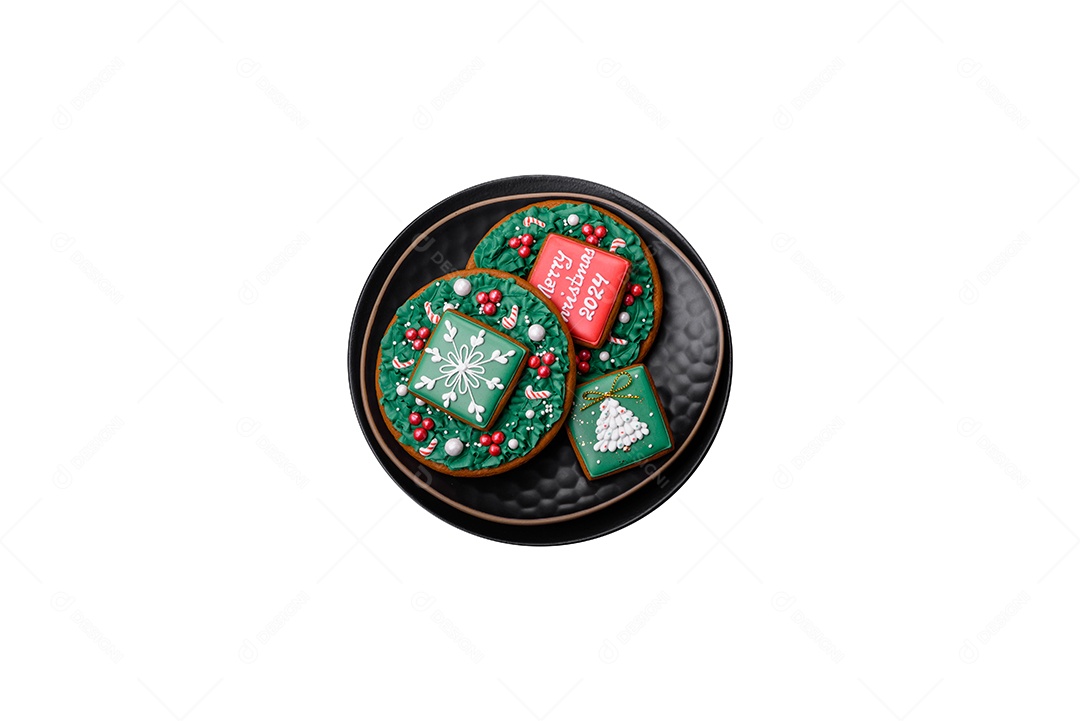 Delicioso pão doce de Natal com ornamentos festivos numa placa cerâmica sobre um fundo escuro de concreto