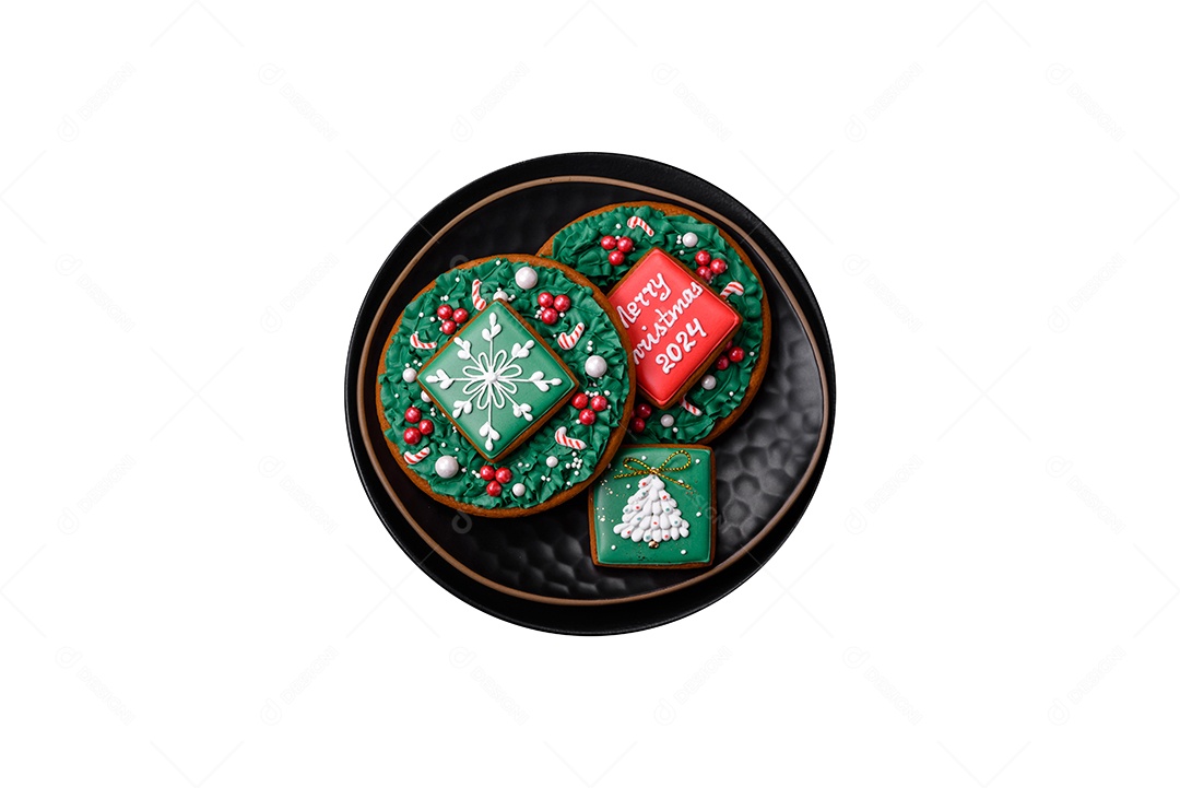 Delicioso pão doce de Natal com ornamentos festivos numa placa cerâmica sobre um fundo escuro de concreto