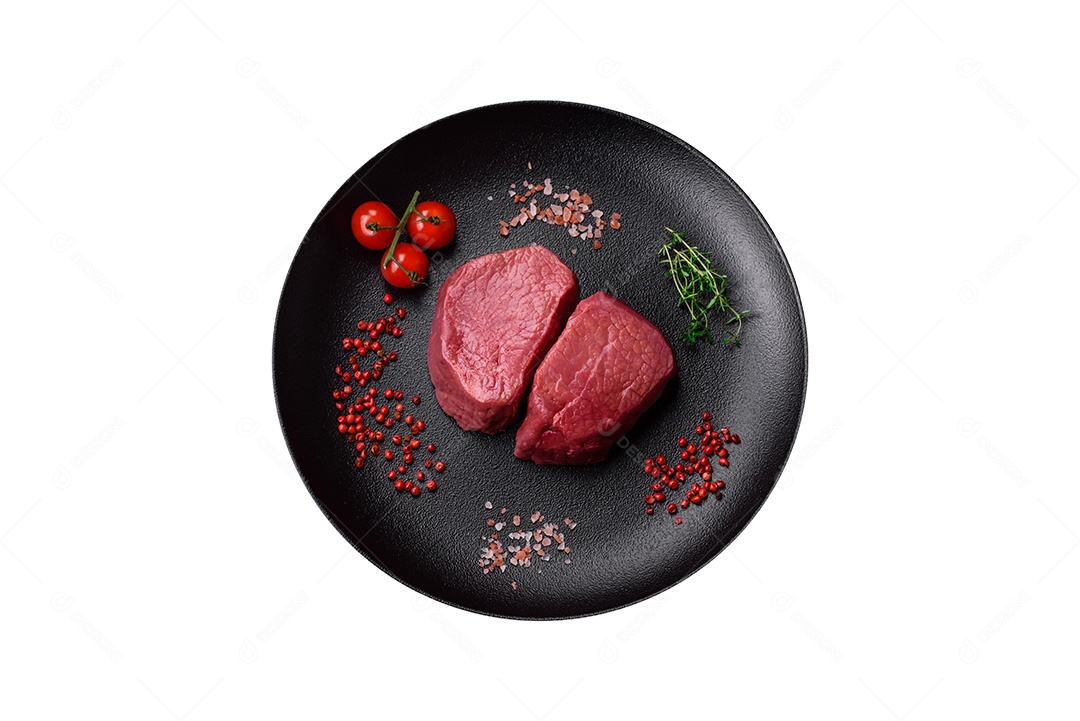 Deliciosa carne de frango assada com sal, especiarias e ervas sobre um fundo escuro de concreto