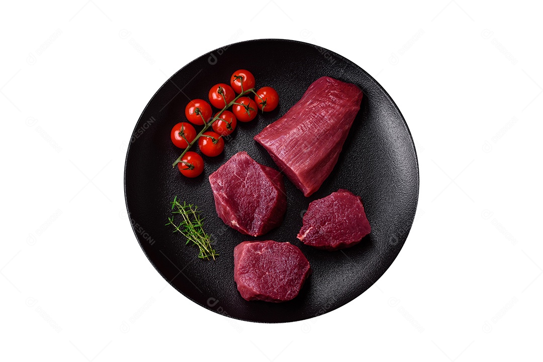 Deliciosa carne de frango assada com sal, especiarias e ervas sobre um fundo escuro de concreto