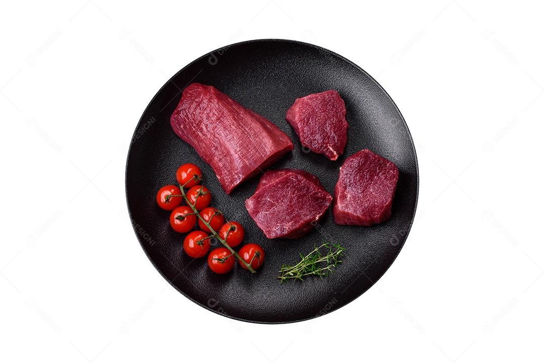 Deliciosa carne de frango assada com sal, especiarias e ervas sobre um fundo escuro de concreto