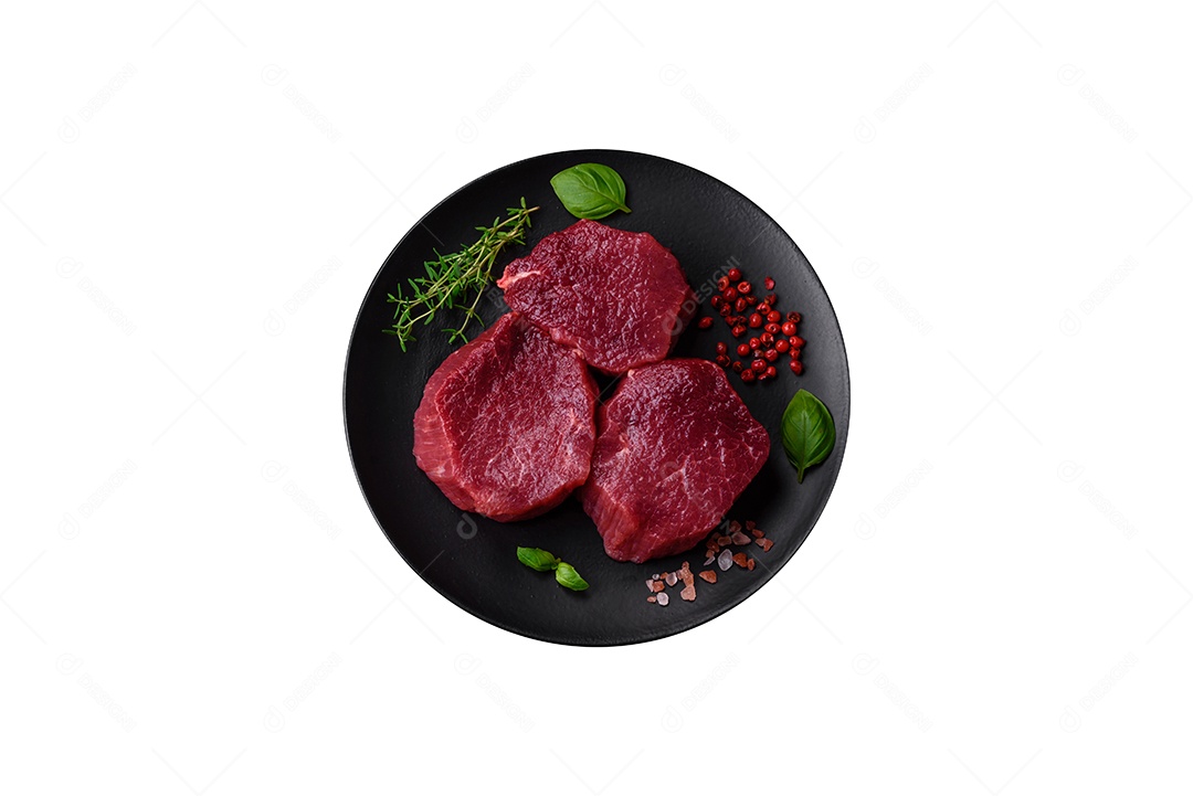 Carnes cruas sobre prato fundo isolado