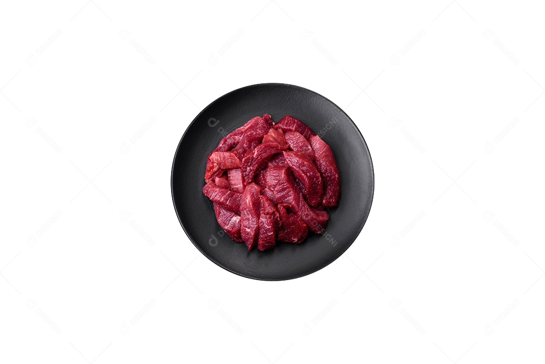 Carnes fatias sobre prato fundo isolado