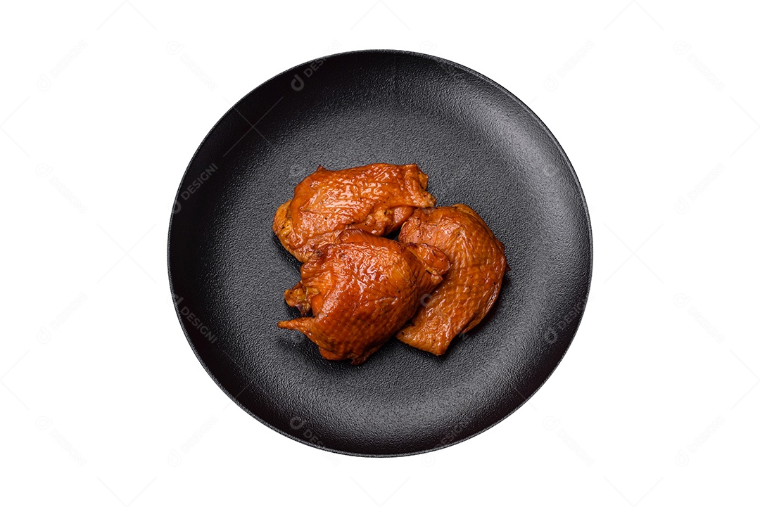 Delicioso robalo frito em forma de fatias com especiarias e ervas em uma placa cerâmica sobre um fundo escuro de concreto