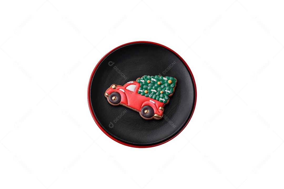 Lindos biscoitos de gengibre caseiros coloridos e brilhantes em uma placa de cerâmica sobre um fundo escuro de concreto