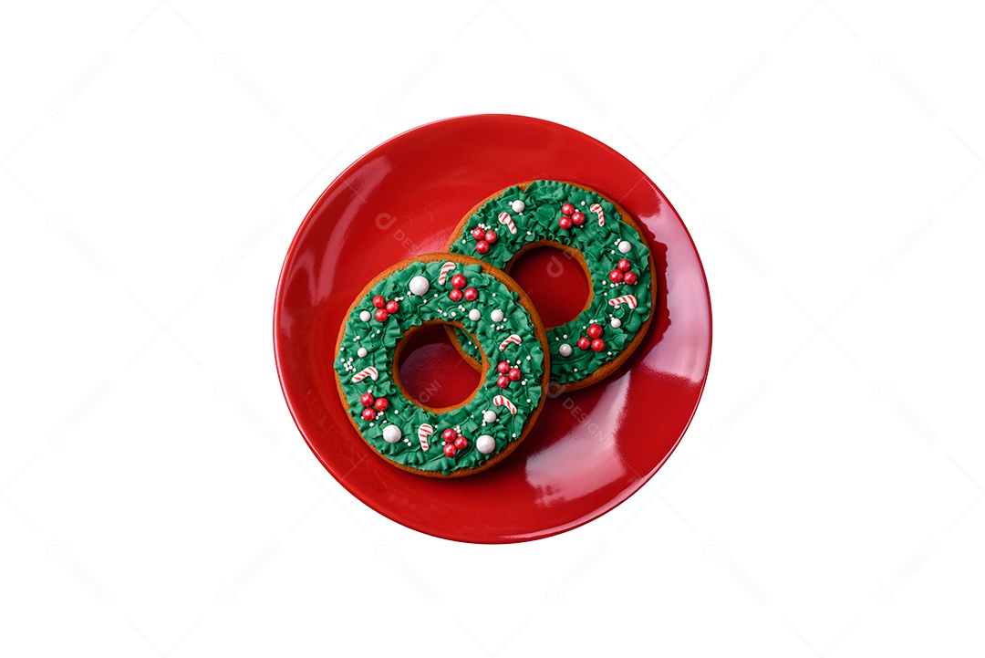 Lindos biscoitos de gengibre caseiros coloridos e brilhantes em uma placa de cerâmica sobre um fundo escuro de concreto