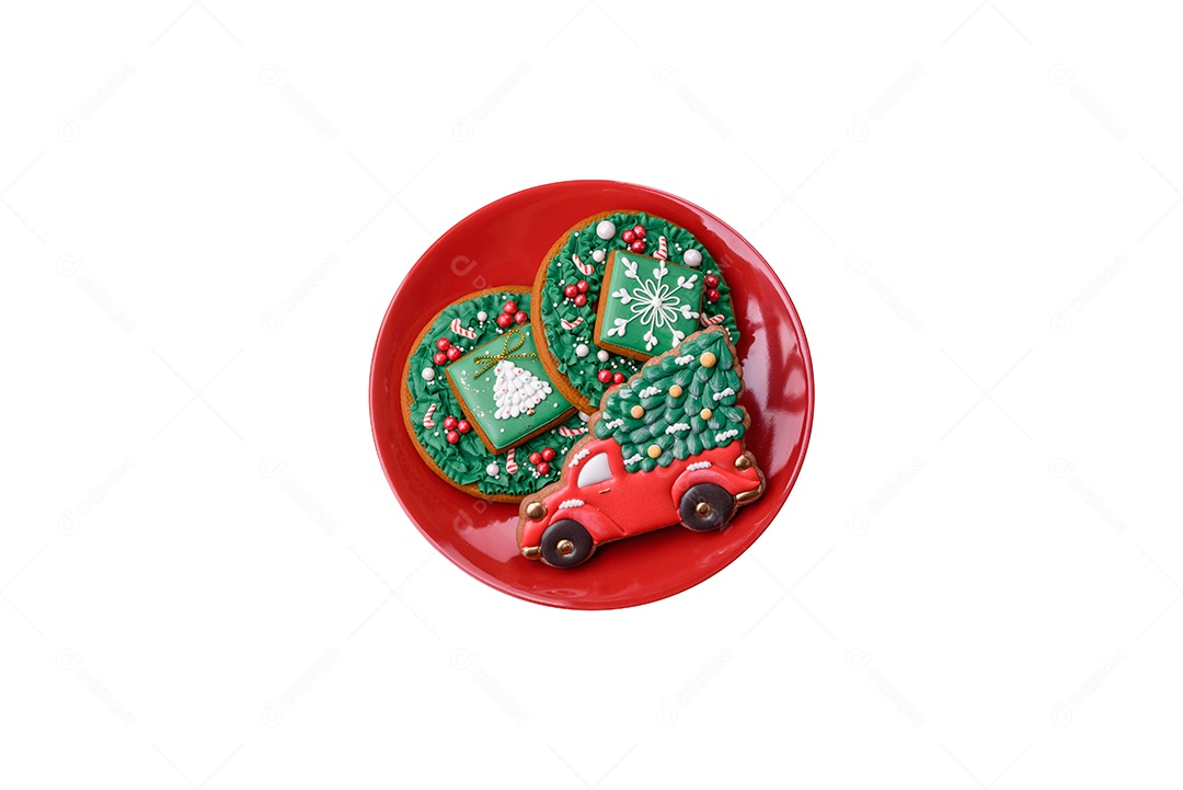 Lindos biscoitos de gengibre caseiros coloridos e brilhantes em uma placa de cerâmica sobre um fundo escuro de concreto