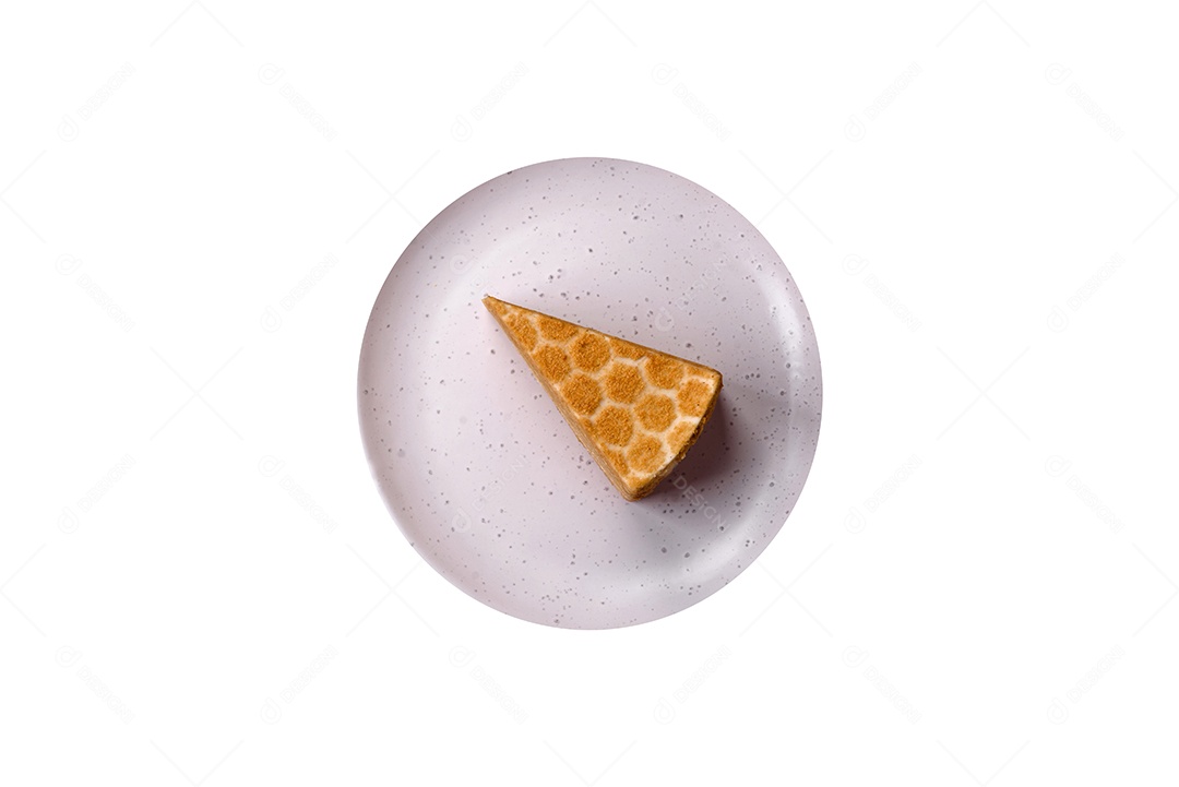 Fatia de bolo sobre prato branco sobre fundo isolado