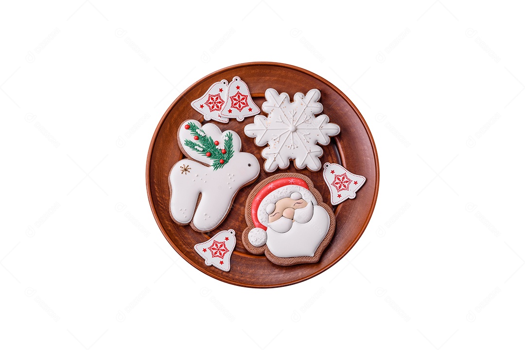 Lindo delicioso pão de gengibre de Natal em um fundo de textura de concreto. Enfeite de natal