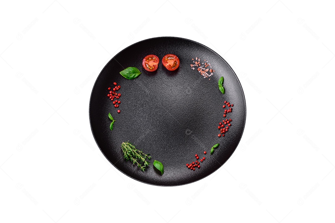 Salsichas cruas frescas de porco ou frango com sal, especiarias e ervas sobre um fundo de concreto texturizado