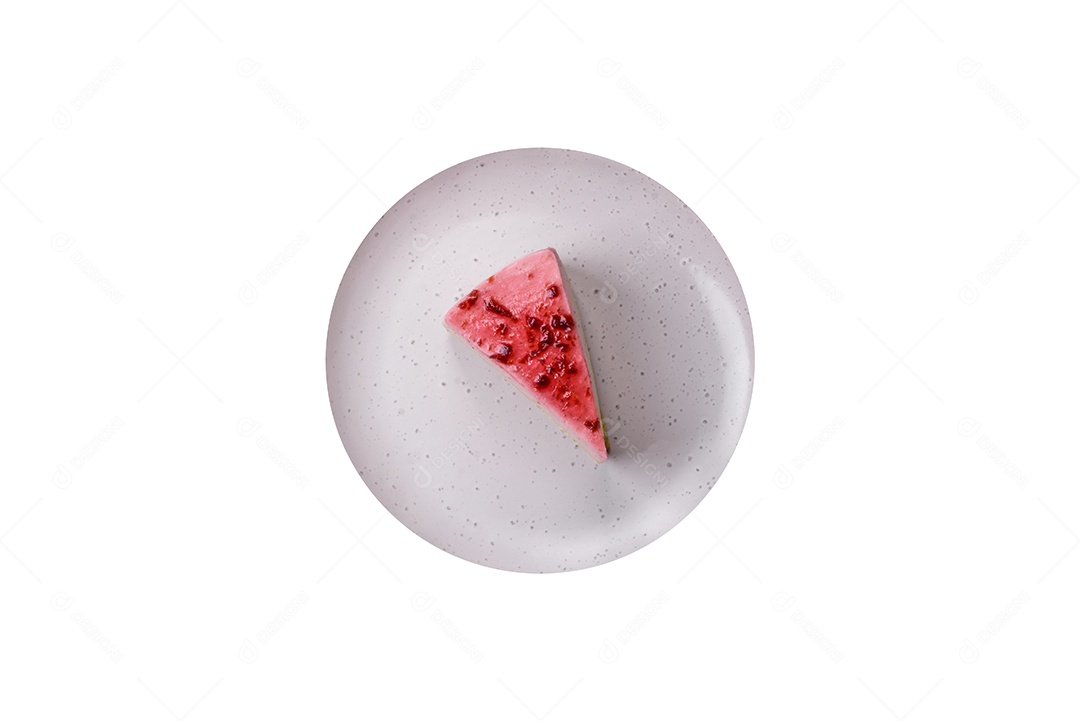 Fatia de bolo sobre prato fundo isolado