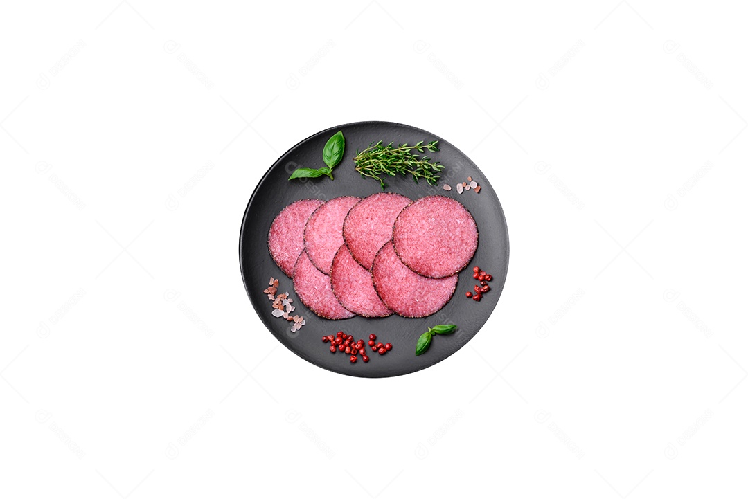 Delicioso bife com sal, especiarias e ervas em uma placa cerâmica sobre um fundo escuro de concreto