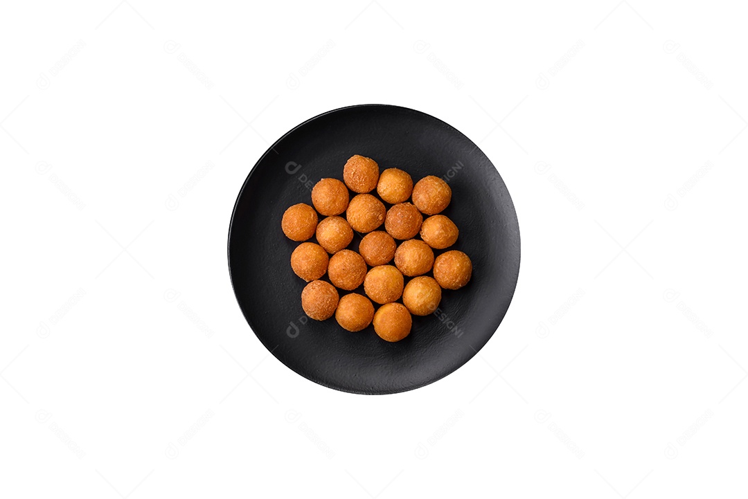 Fritos sobre prato fundo isolado