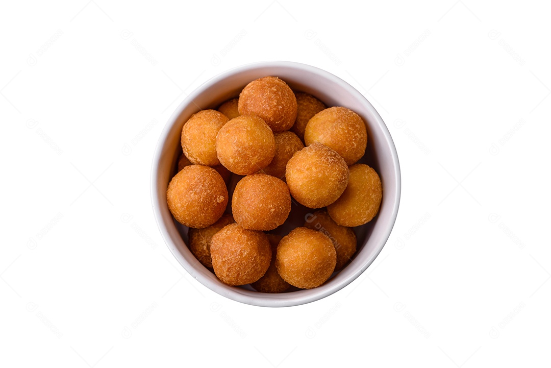 Salgados fritos sobre tigela fundo isolado