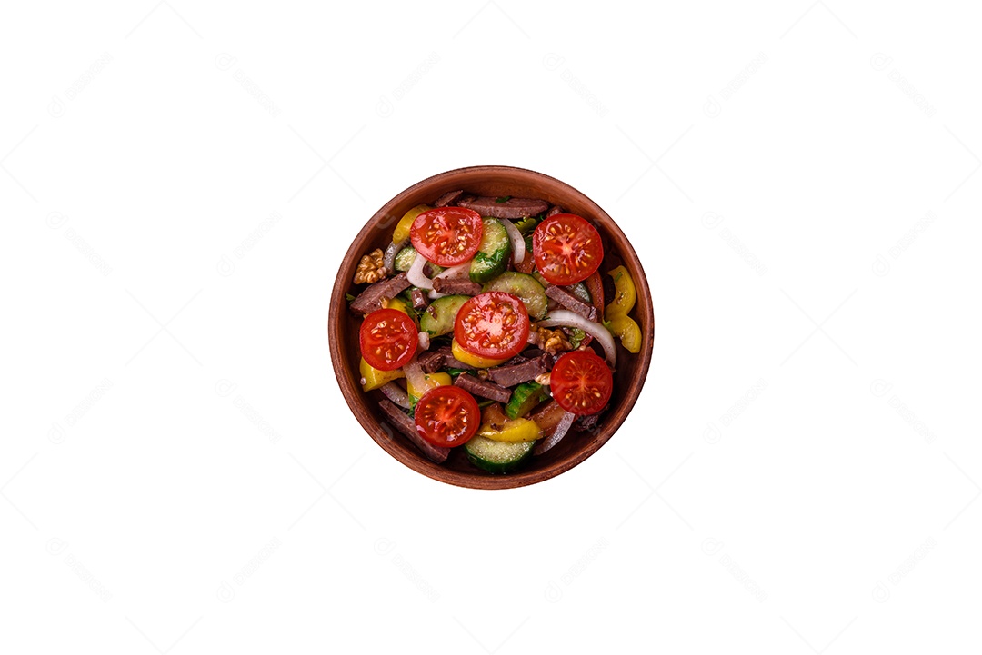 Deliciosa salada de legumes e verduras sobre fundo isolado