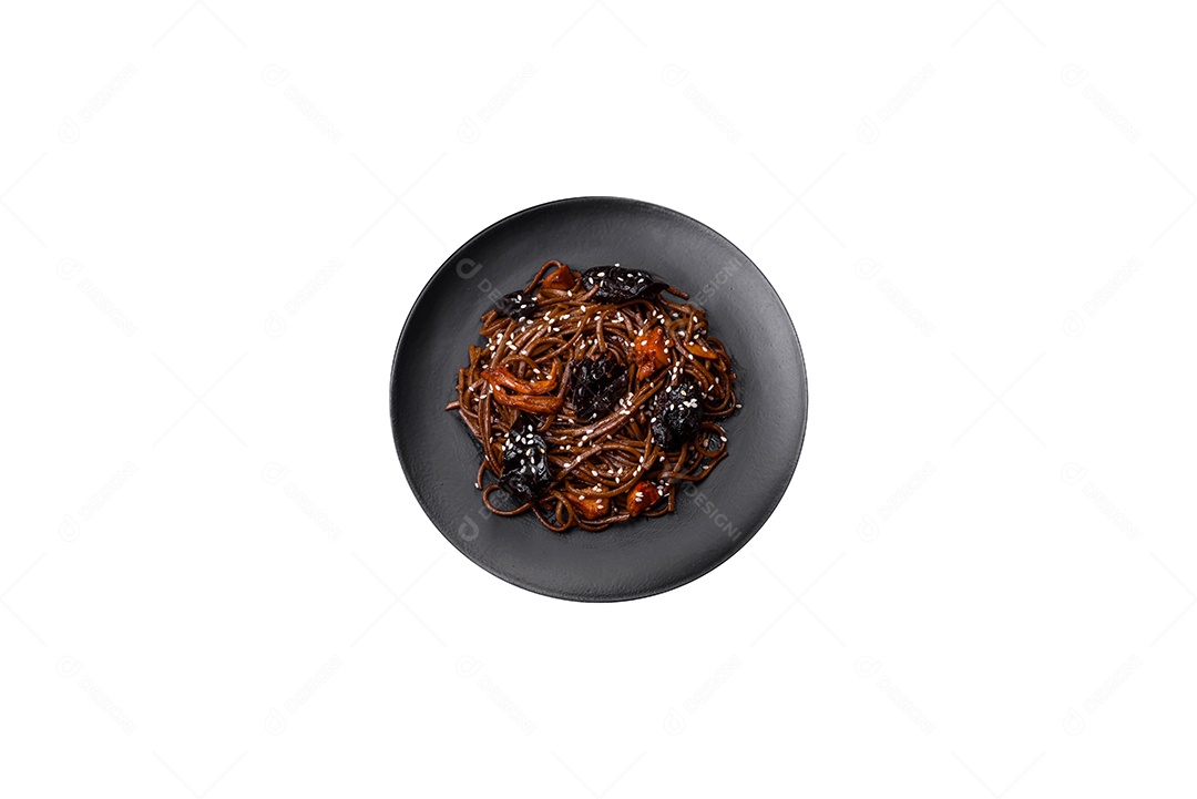 Deliciosa salada de legumes e verduras sobre fundo isolado