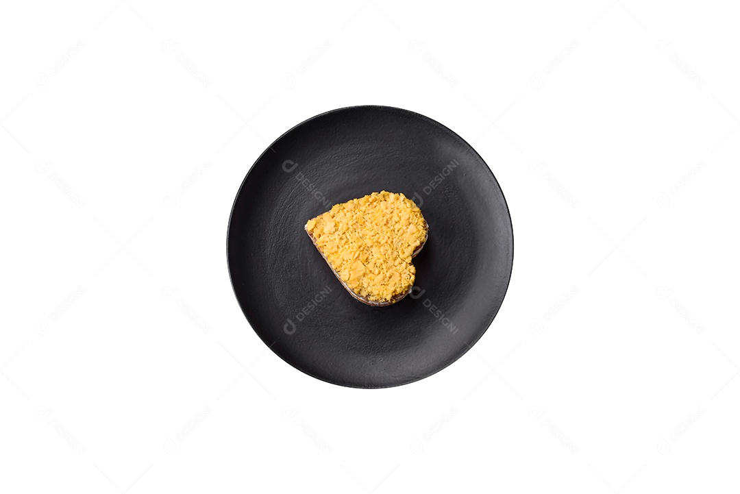 Bolo delicioso sobre prato fundo isolado