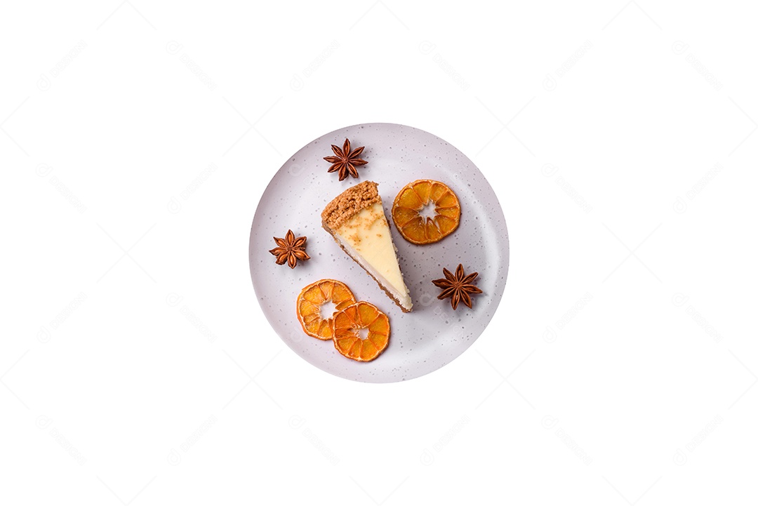 Fatia de bolo sobre prato fundo isolado