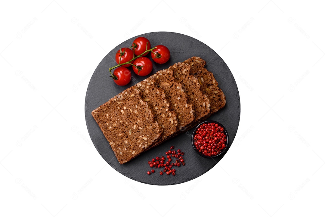 Pão integral sobre uma tábua de madeira