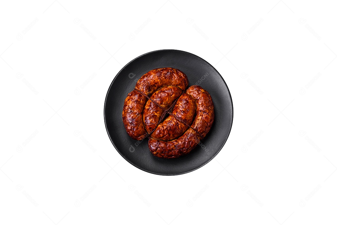Linguiça sobre prato fundo isolado