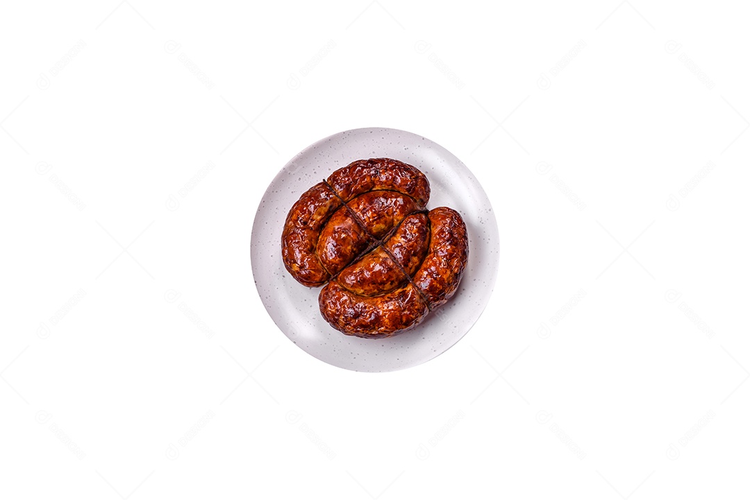 Linguiça sobre prato fundo isolado