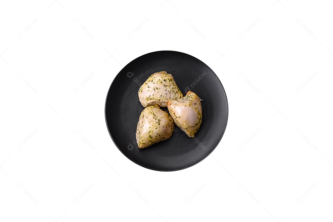 Carne grelhada sobre prato fundo isolado