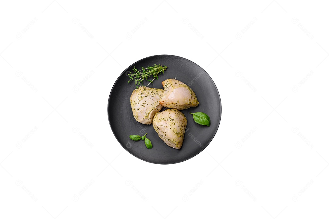 Carne grelhada sobre prato fundo isolado