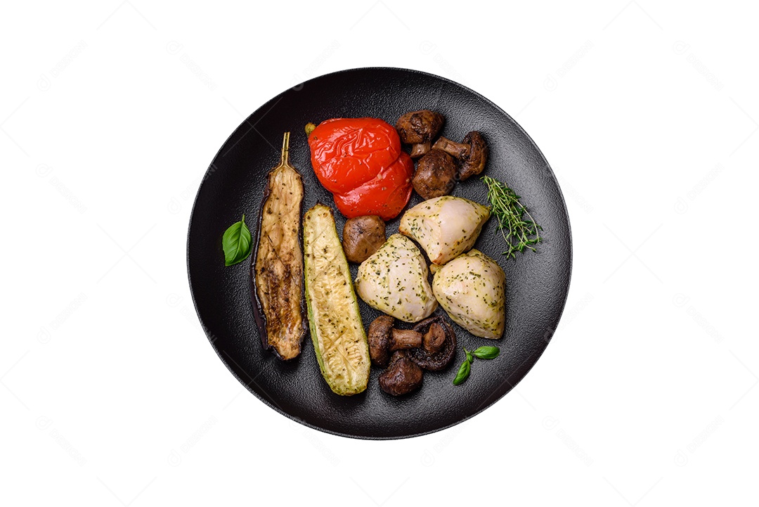 Frango grelhado sobre prato fundo isolado