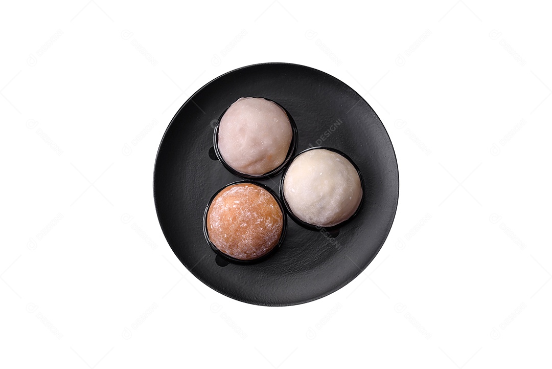 Saborosos bicoitos sobre prato fundo isolado