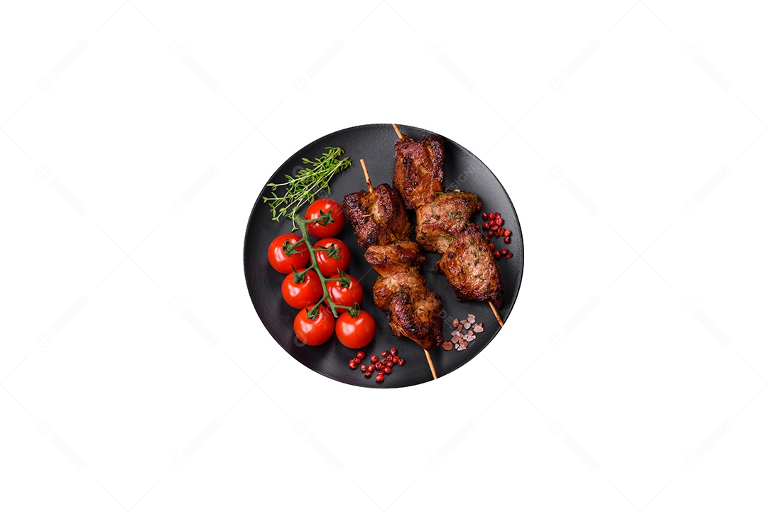 Espetos sobre prato sobre fundo isolado
