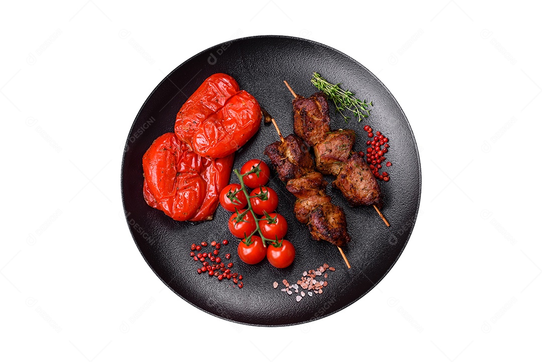 Espetos sobre prato sobre fundo isolado