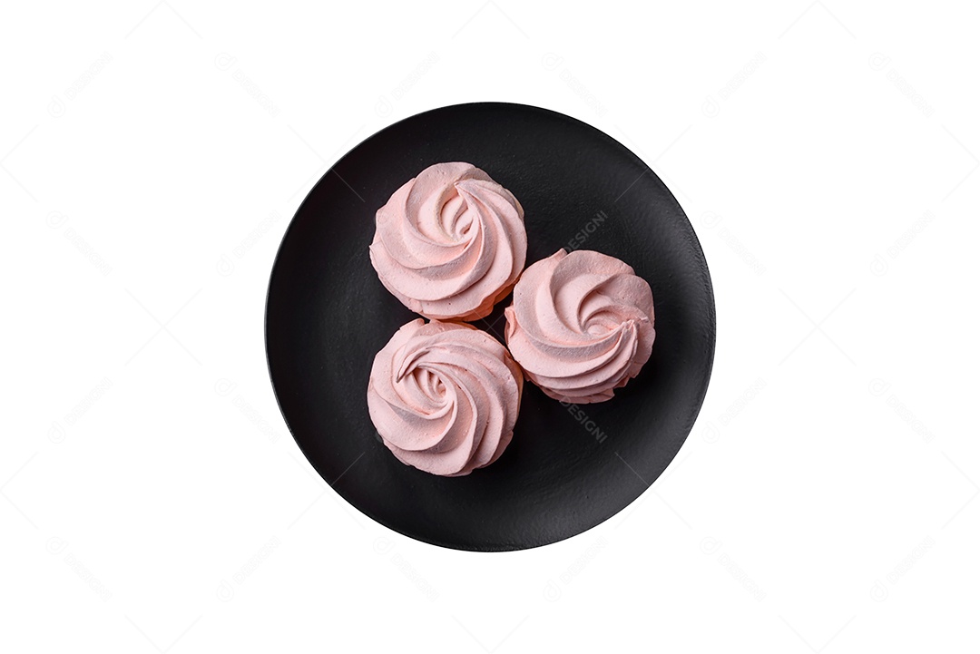 Delicioso marshmallow colorido doce em um fundo escuro de concreto. Doces saudáveis ​​para a mesa de jantar