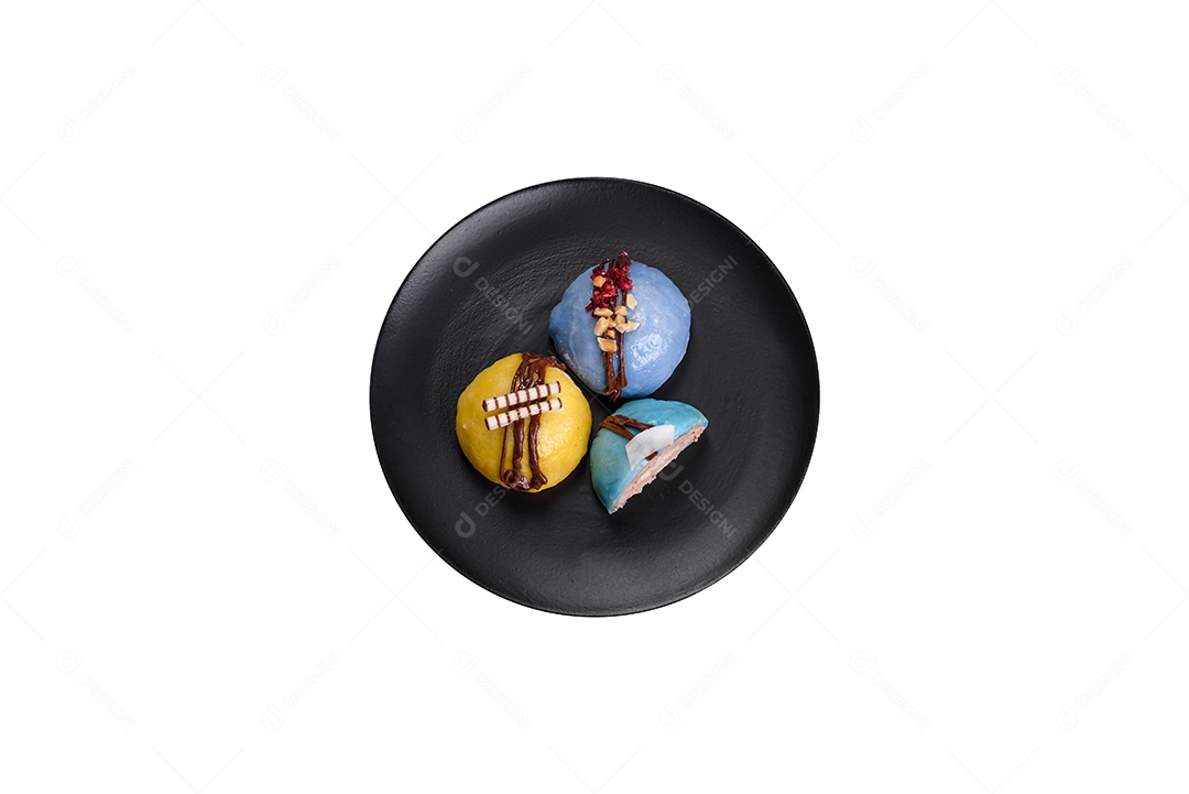 Biscoitos recheado sobre prato fundo isolado