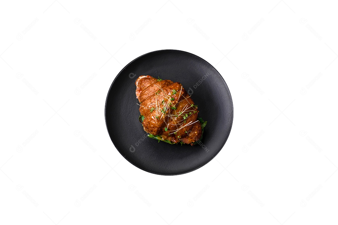 Delicioso pão recheado sobre prato