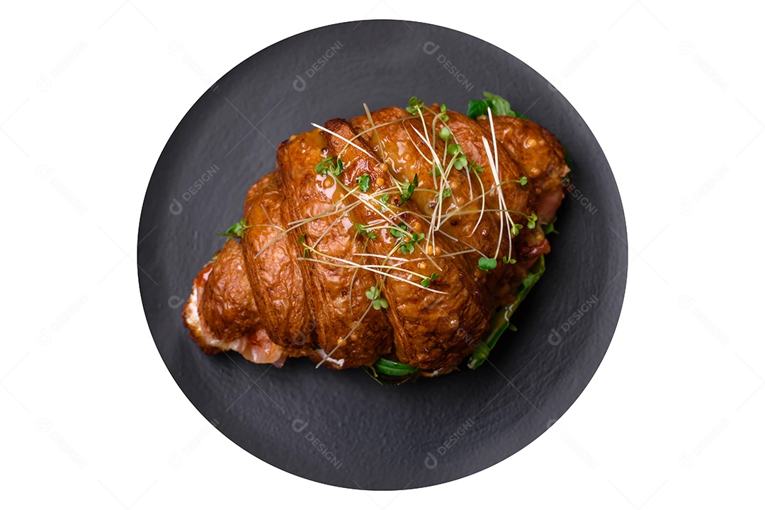 Delicioso pão recheado sobre prato