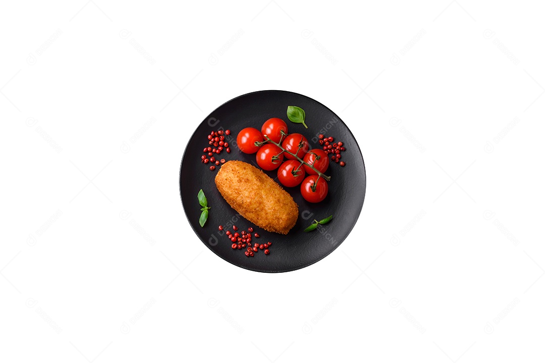 Carne grelhada sobre prato fundo isolado