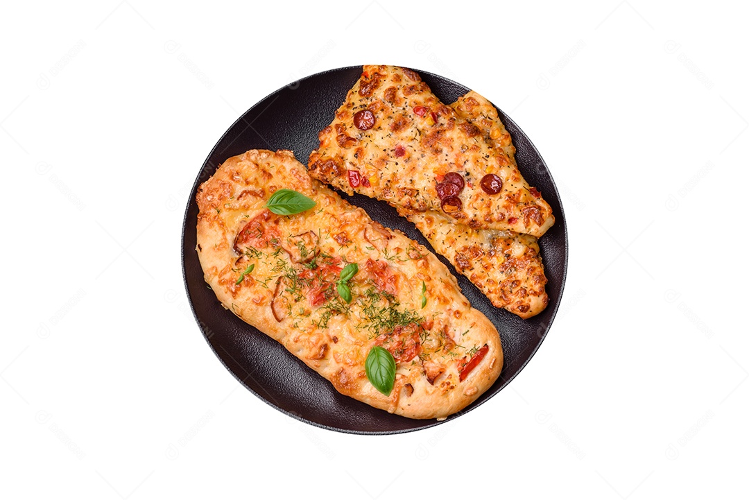 Fatias de pizza sobre prato fundo isolado