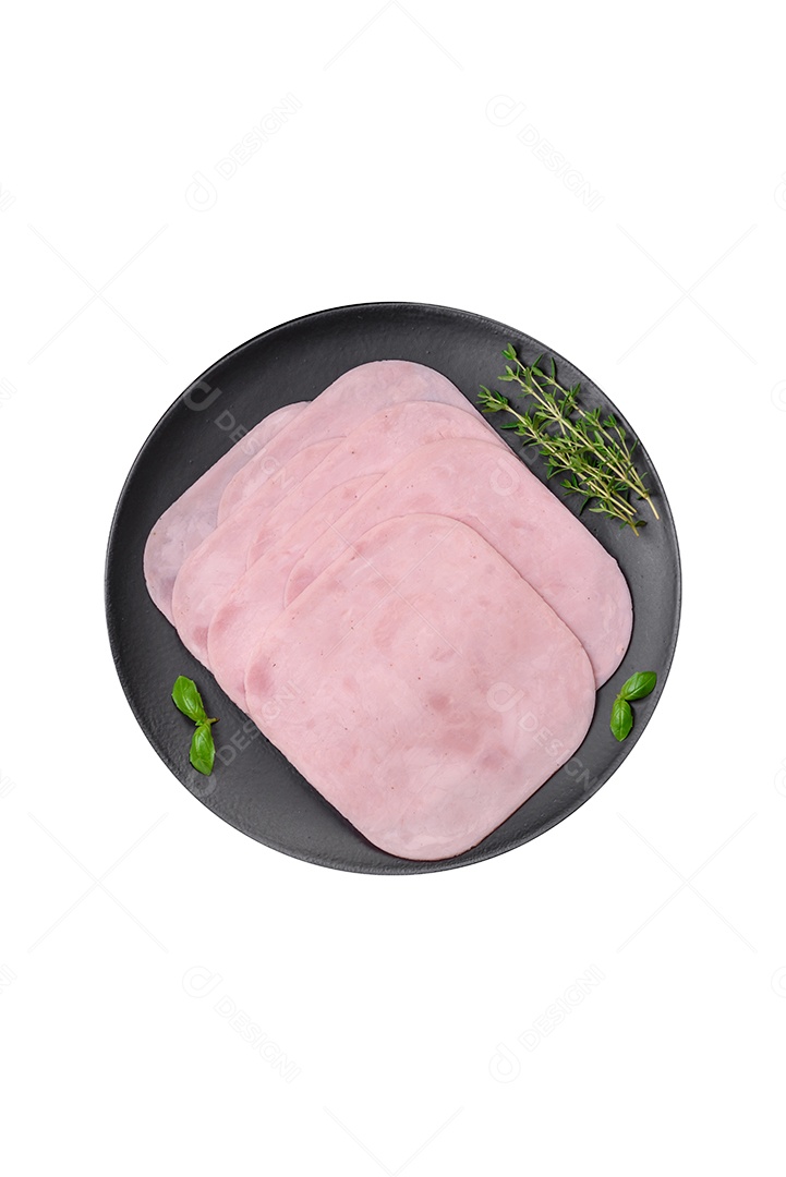 Presunto fatiados sobre prato fundo isolado