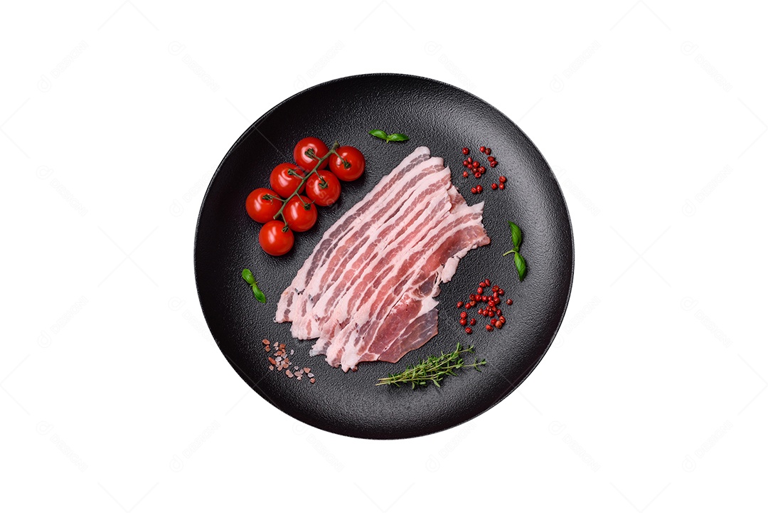 Carnes cruas temperos sobre prato fundo isolado